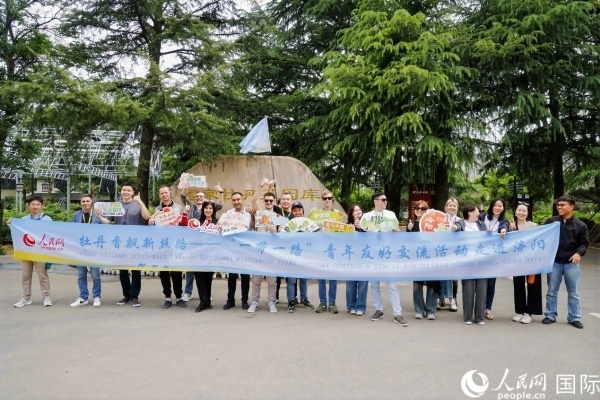 4月21日，人民網(wǎng)“一帶一路”青年友好交流活動(dòng)走進(jìn)洛陽(yáng)。人民網(wǎng)記者 魯揚(yáng)攝