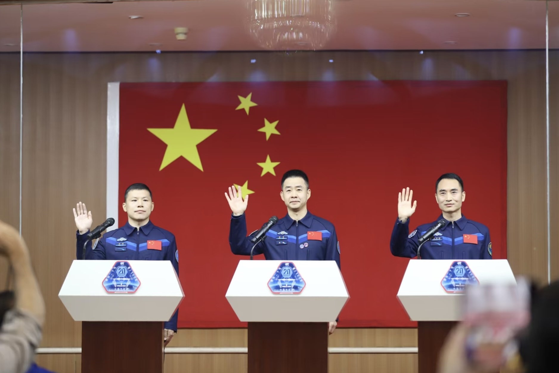 4月23日，神舟二十號航天員乘組在酒泉衛(wèi)星發(fā)射中心問天閣與中外媒體記者集體見面。人民網(wǎng)記者 黃帆攝