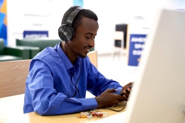 在明亮現(xiàn)代的信息技術(shù)閱覽室，當(dāng)?shù)刈x者正在沉浸式學(xué)習(xí)，塔里克·易卜拉欣攝