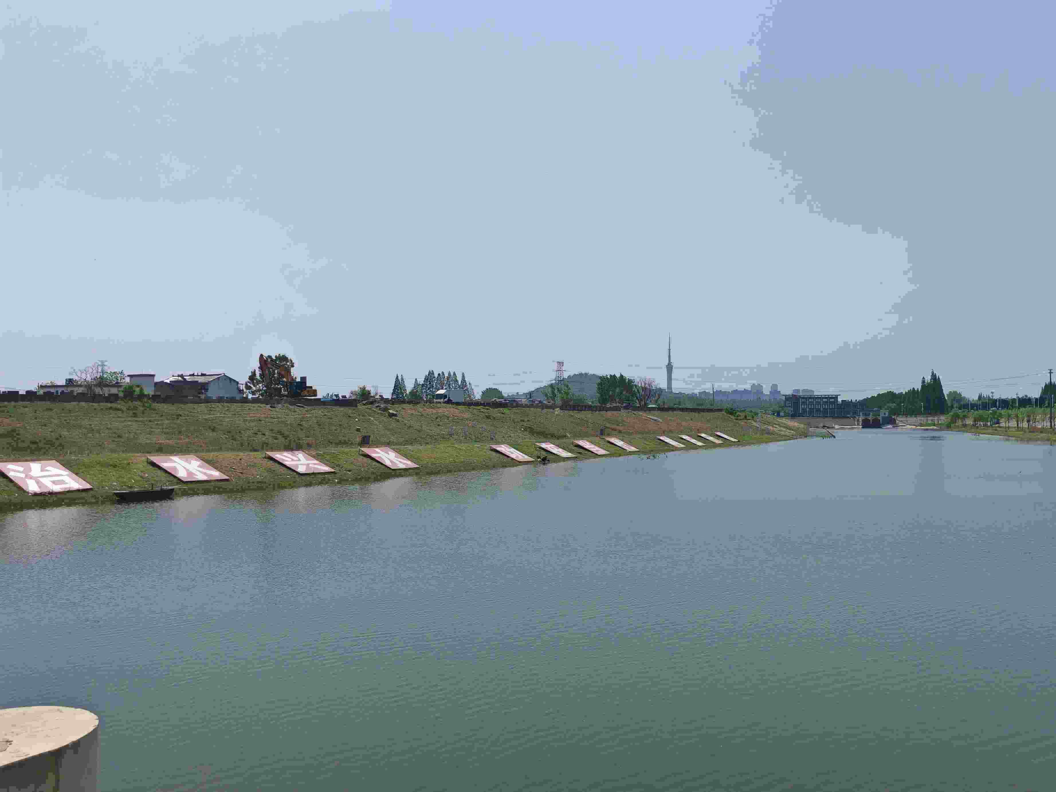 在龍子湖樞紐上眺望靚麗的淮河美景。人民網(wǎng)記者 王子鋒攝