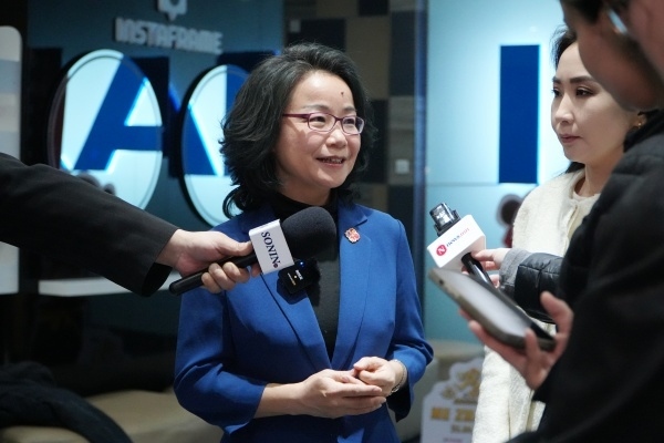 沈敏娟大使接受中蒙主流媒體采訪。中國駐蒙古國使館供圖