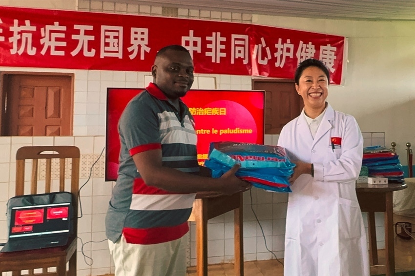 【3】贈送抗瘧物資。中國（山西）第24批援喀麥隆姆巴爾馬尤醫(yī)療隊 供圖