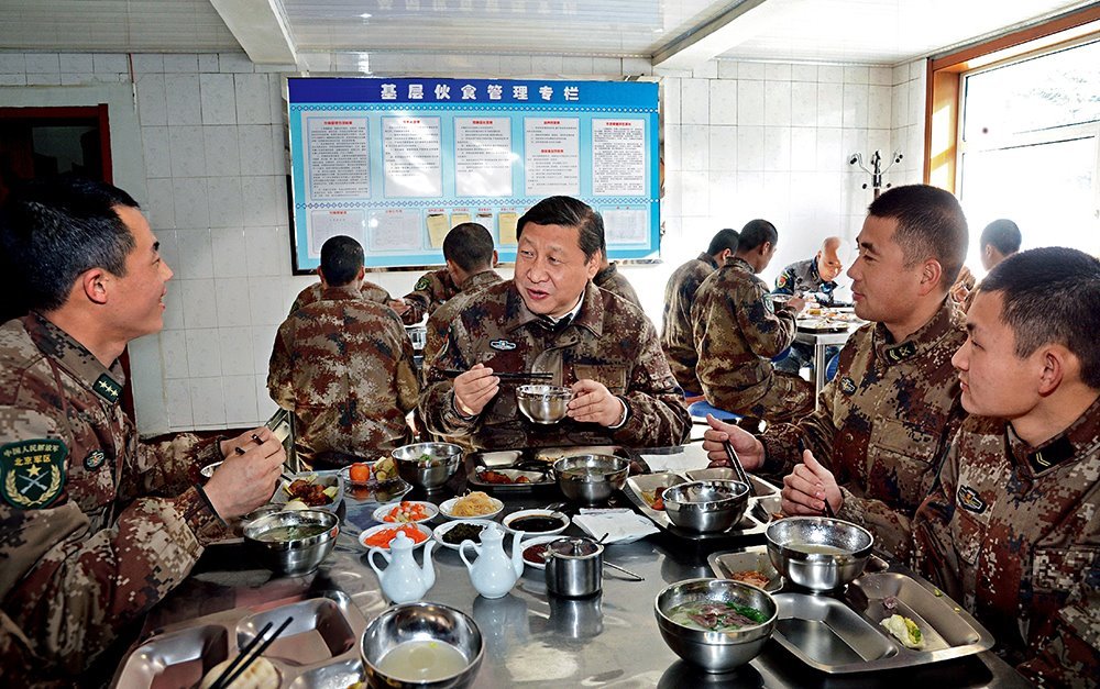 2014年1月26日，習(xí)近平主席專程來到內(nèi)蒙古軍區(qū)邊防某部，親切看望慰問戍邊官兵。這是在連隊(duì)食堂，習(xí)近平主席同戰(zhàn)士們一起用餐。