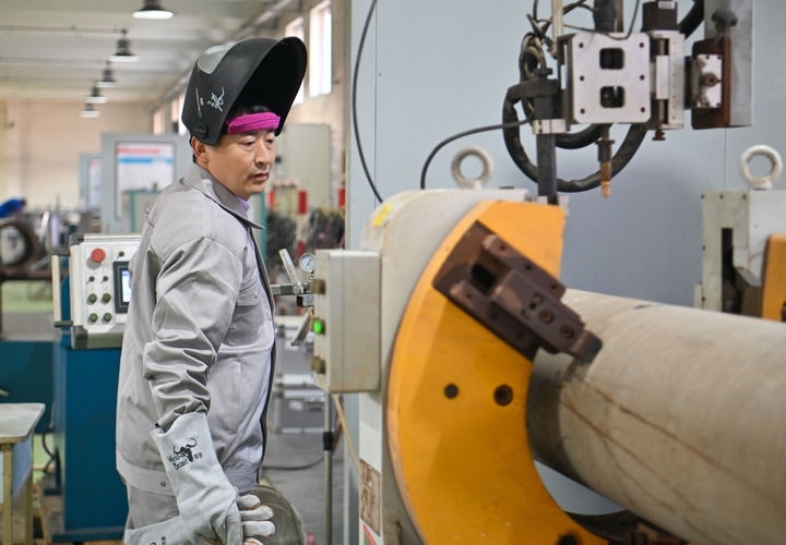 在中石化第四建設(shè)有限公司工匠學(xué)院，全國人大代表、中石化第四建設(shè)有限公司工匠學(xué)院焊接教練張振連操作自動焊機（2025年2月21日攝）。新華社記者 孫凡越 攝