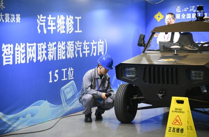 2024年9月11日，由全國總工會、人力資源和社會保障部等單位主辦的第八屆全國職工職業(yè)技能大賽決賽在陜西開幕。這是選手在位于西安國際會展中心的比賽場地參加汽車維修工（智能網(wǎng)聯(lián)新能源汽車方向）工種比賽。新華社記者 張博文 攝