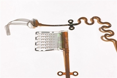 新開(kāi)發(fā)的ABI旨在輕柔地貼合腦組織，提高信號(hào)精度和患者舒適度。圖片來(lái)源：瑞士洛桑聯(lián)邦理工學(xué)院