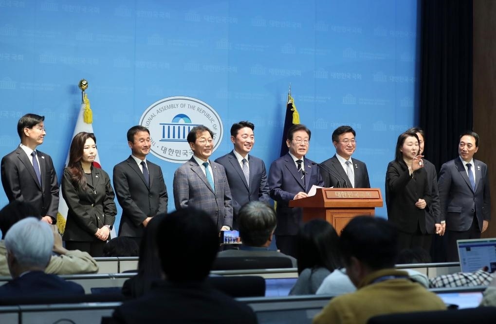 4月11日，李在明在韓國首爾舉行的新聞發(fā)布會上介紹他的總統(tǒng)競選團(tuán)隊。新華社記者姚琪琳攝