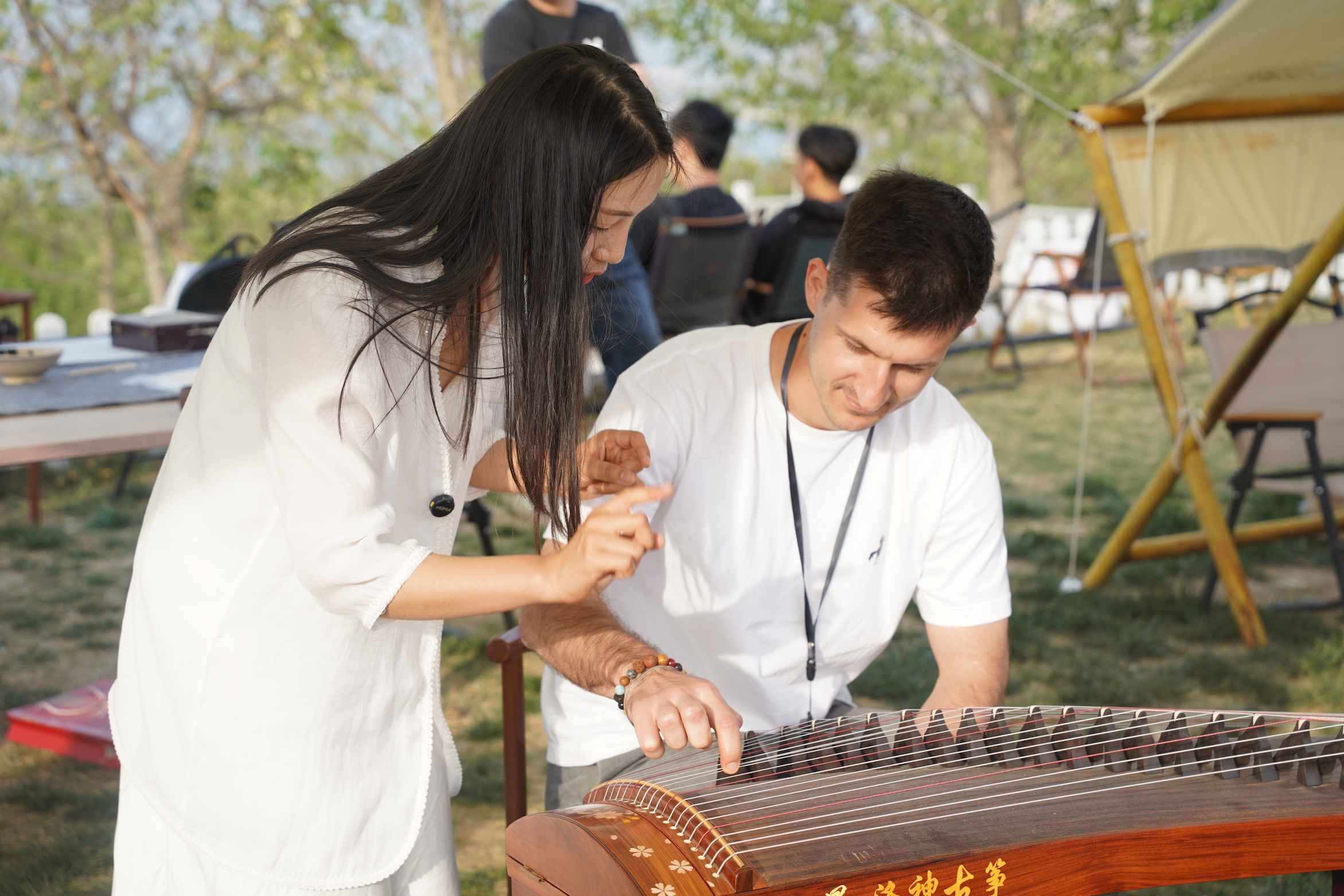 外媒體記者古箏體驗。主辦方供圖