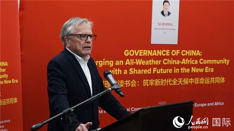 南非前駐日本、西班牙、馬達(dá)加斯加大使、浙江師范大學(xué)非洲研究院資深研究員赫特·赫羅布勒在讀書會(huì)上發(fā)言。人民網(wǎng) 劉暢攝