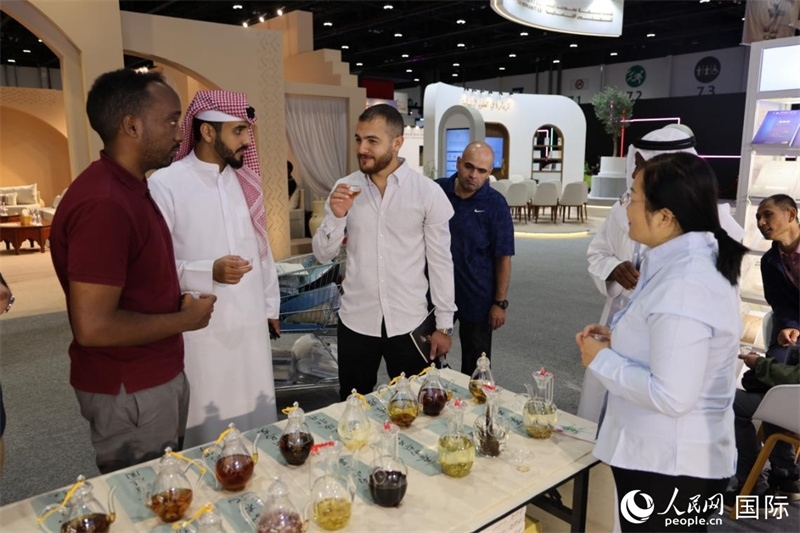 在“閱讀中國”館，當(dāng)?shù)刈x者通過品味中國茶，了解中國文化。人民網(wǎng)記者 張志文攝