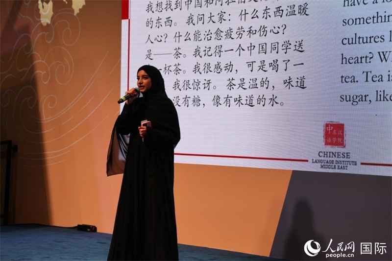 第四屆“阿聯(lián)酋眼中的中國”中文比賽上，一位阿聯(lián)酋漢語學(xué)習(xí)者與觀眾分享對中國茶文化的思考。人民網(wǎng)記者 張志文攝