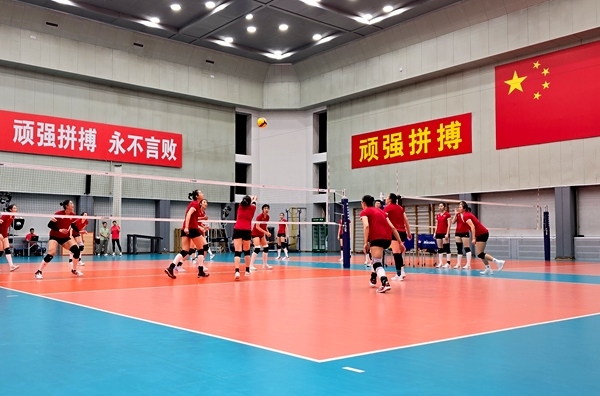 4月28日，中國女排在主教練趙勇的帶領(lǐng)下進(jìn)行訓(xùn)練。人民網(wǎng)記者 胡雪蓉攝