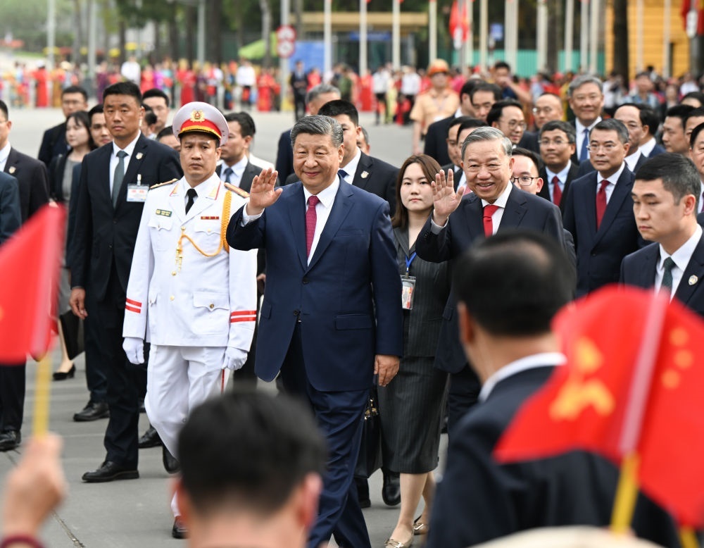 4月14日，中共中央總書記、國家主席習(xí)近平抵達(dá)河內(nèi)對越南進(jìn)行國事訪問。當(dāng)日下午，越共中央總書記蘇林為習(xí)近平舉行隆重歡迎儀式。這是歡迎儀式后，習(xí)近平和蘇林一同步行前往越共中央駐地舉行會談時，向歡迎人群揮手致意。新華社記者 張領(lǐng) 攝