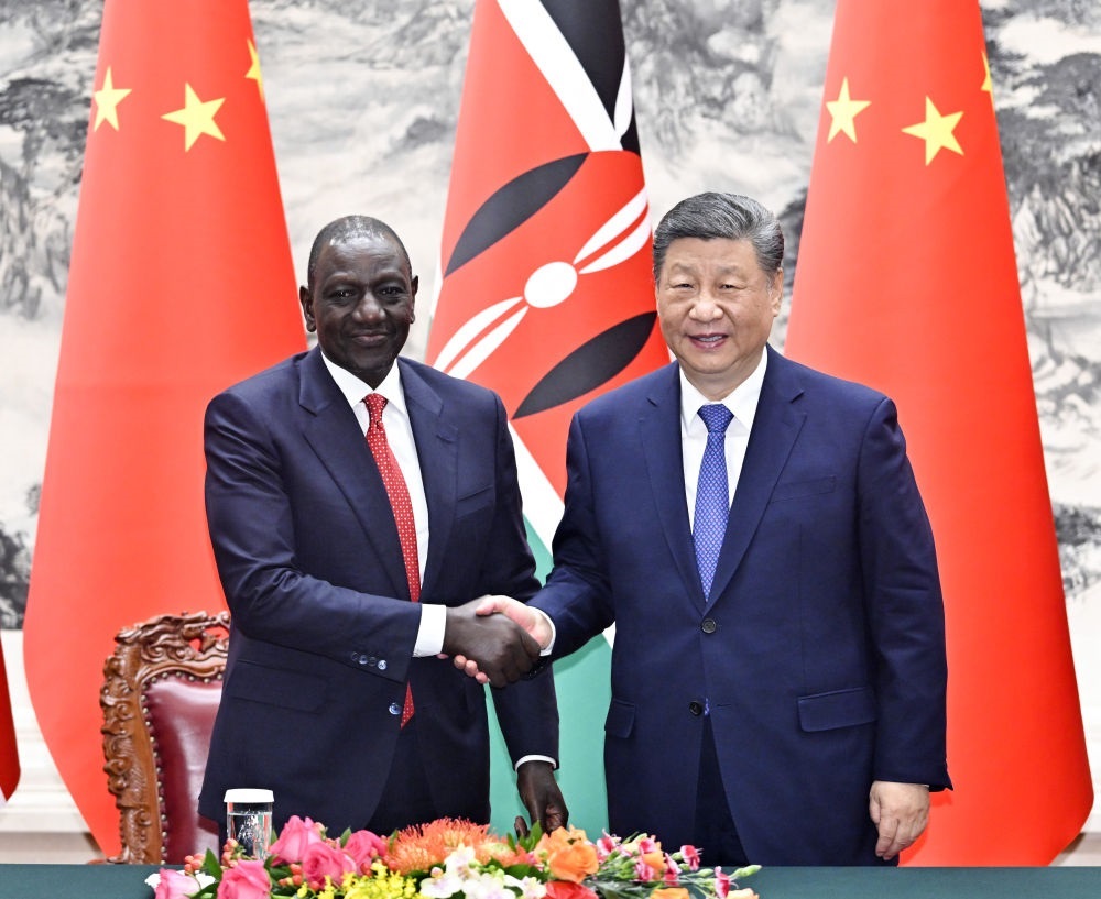 4月24日上午，國家主席習(xí)近平在北京人民大會堂同來華進(jìn)行國事訪問的肯尼亞總統(tǒng)魯托舉行會談。這是習(xí)近平同魯托握手。新華社記者 岳月偉 攝