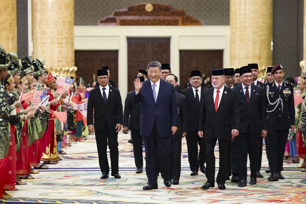 4月16日上午，馬來西亞最高元首易卜拉欣在馬來西亞國家王宮同中國國家主席習(xí)近平舉行會見。會見后，習(xí)近平出席易卜拉欣舉行的歡迎宴會。這是習(xí)近平向歡迎人群揮手致意。新華社記者 黃敬文 攝