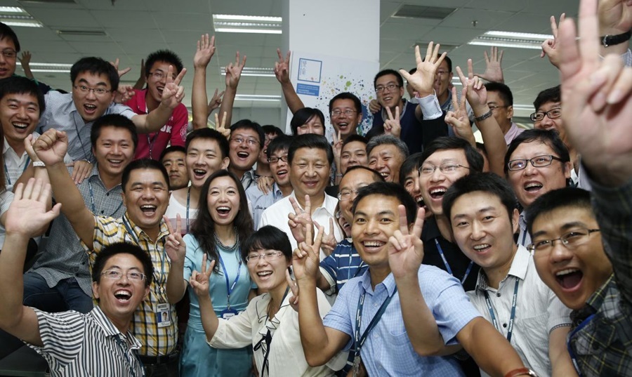 2013年8月29日，習近平總書記在東軟集團（大連）有限公司同年輕員工親切合影。新華社記者 鞠鵬 攝