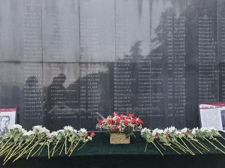 在南京抗日航空烈士紀(jì)念館鐫刻有蘇聯(lián)籍抗日航空英烈名錄的紀(jì)念碑前，擺放著人們獻(xiàn)上的鮮花（2024年11月22日攝）。新華社記者 邱冰清 攝