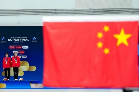 5月2日，獲得2025年跳水世界杯總決賽女子雙人10米臺(tái)冠軍的中國(guó)組合陳芋汐（右）/全紅嬋在頒獎(jiǎng)儀式上。新華社記者 鞠煥宗 攝