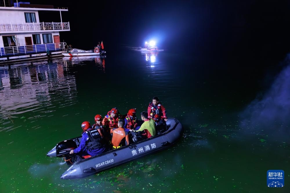 5月5日，救援人員在進(jìn)行搜救。新華社記者 劉續(xù) 攝