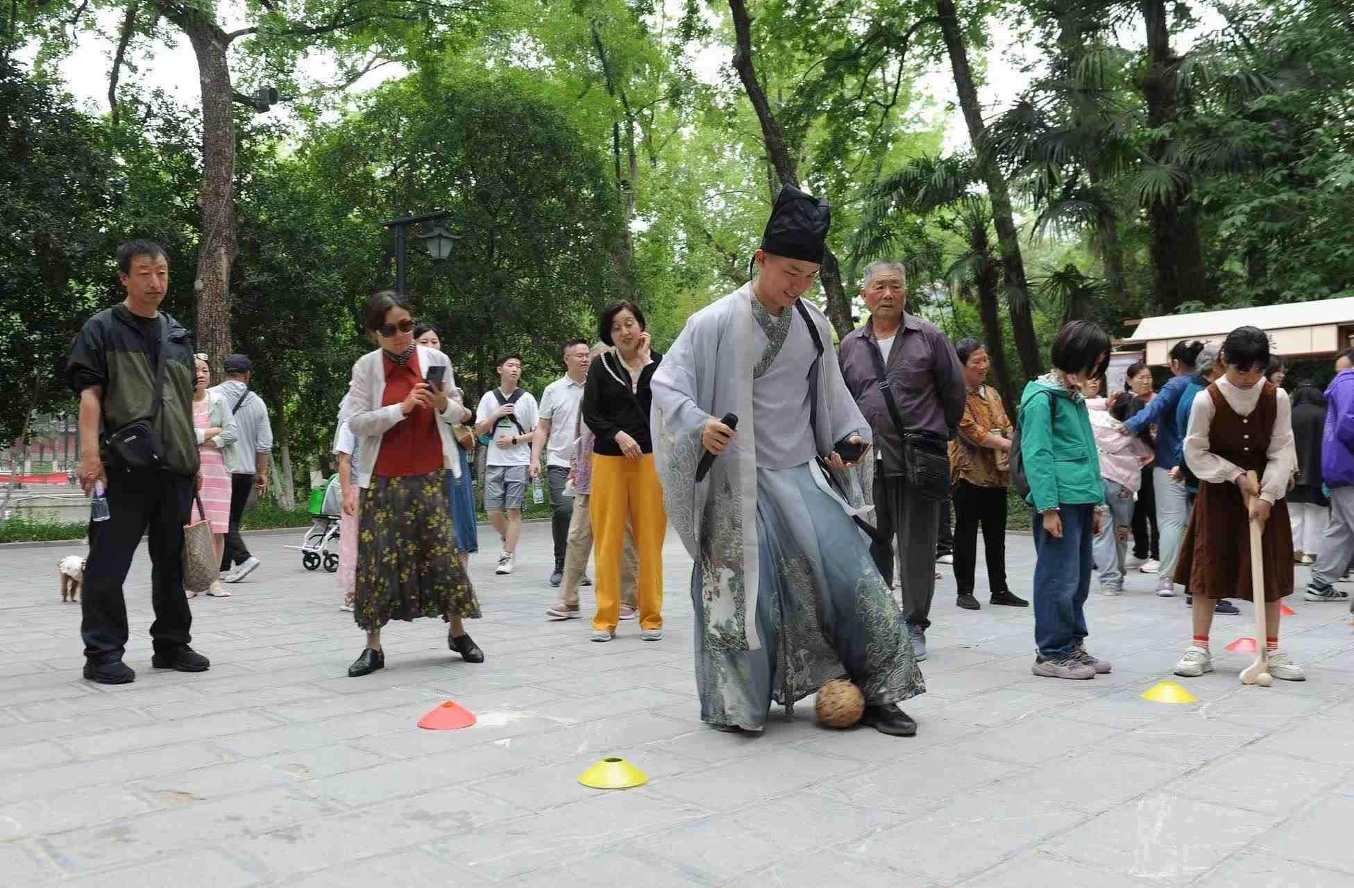 2025年5月3日，安徽省合肥市包公園景區(qū)，游客正在參與“蹴鞠”體育活動。（圖片來源：視覺中國）