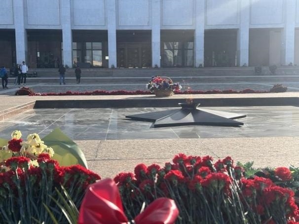 當(dāng)?shù)貢r間5月6日下午，莫斯科勝利廣場上的長明火兩旁放滿鮮花。