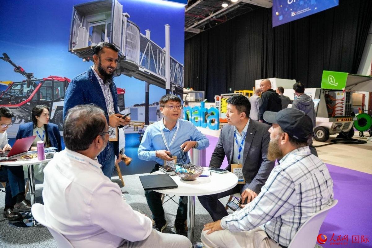 中外商家在交流。人民網(wǎng)塔里克·易卜拉欣攝