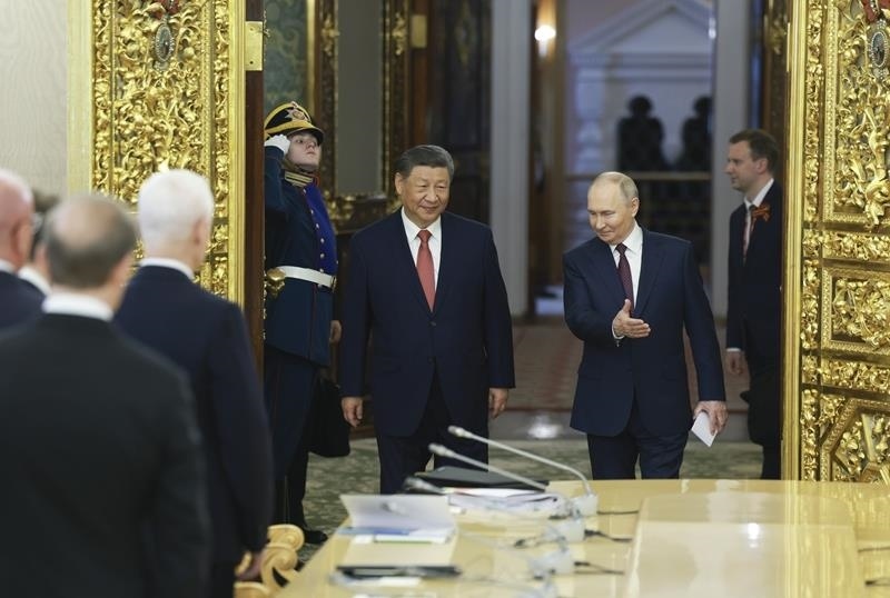 △當(dāng)?shù)貢r(shí)間5月8日，俄羅斯總統(tǒng)普京同習(xí)近平主席在莫斯科克里姆林宮舉行會(huì)談。這是兩國(guó)元首步入會(huì)場(chǎng)。