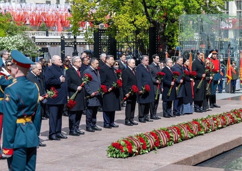 △當(dāng)?shù)貢r(shí)間5月9日，紀(jì)念蘇聯(lián)偉大衛(wèi)國(guó)戰(zhàn)爭(zhēng)勝利80周年慶典結(jié)束后，習(xí)近平主席同其他國(guó)家領(lǐng)導(dǎo)人一起從紅場(chǎng)來(lái)到亞歷山大花園，向無(wú)名烈士墓獻(xiàn)花，并肅立默哀。