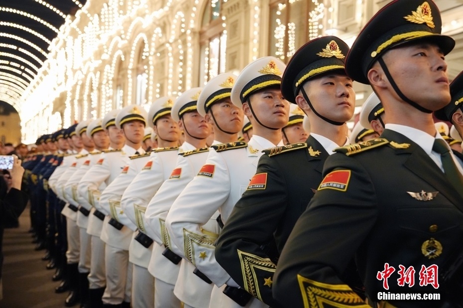 當?shù)貢r間5月3日晚，俄羅斯首都莫斯科，俄羅斯紀念衛(wèi)國戰(zhàn)爭勝利80周年閱兵式第二次彩排，中國人民解放軍儀仗司禮大隊震撼亮相，受到華僑華人、留學生和當?shù)孛癖姛崃覛g迎。中新社記者 田冰 攝