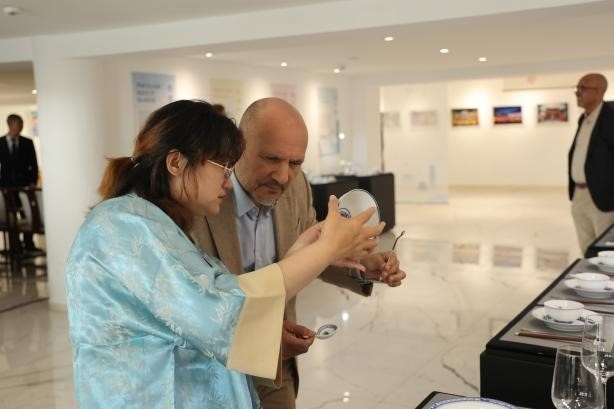 摩洛哥民眾在觀察中國瓷器。拉巴特中國文化中心供圖