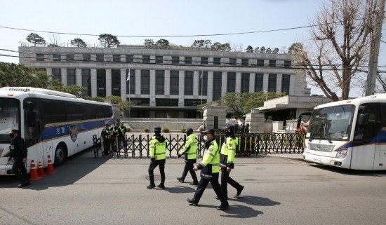 4月3日，在韓國(guó)首爾，警察在韓國(guó)憲法法院前執(zhí)勤。新華社記者姚琪琳攝