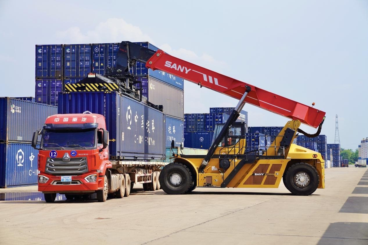 在中老鐵路萬(wàn)象南鐵路貨運(yùn)口岸站，起重機(jī)正在吊裝集裝箱。劉瑩嘉攝