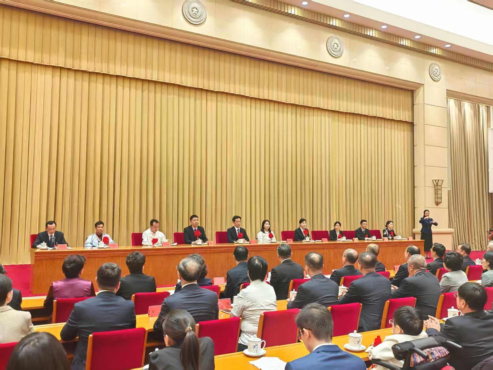 第七次全國自強模范暨助殘先進事跡首場報告會現(xiàn)場。 人民網(wǎng)記者 王子鋒攝