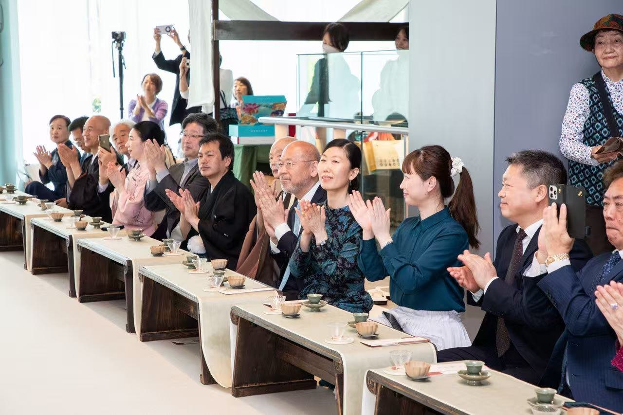 中日兩國文旅界、各茶道流派嘉賓出席開幕式。中國駐大阪旅游辦事處供圖