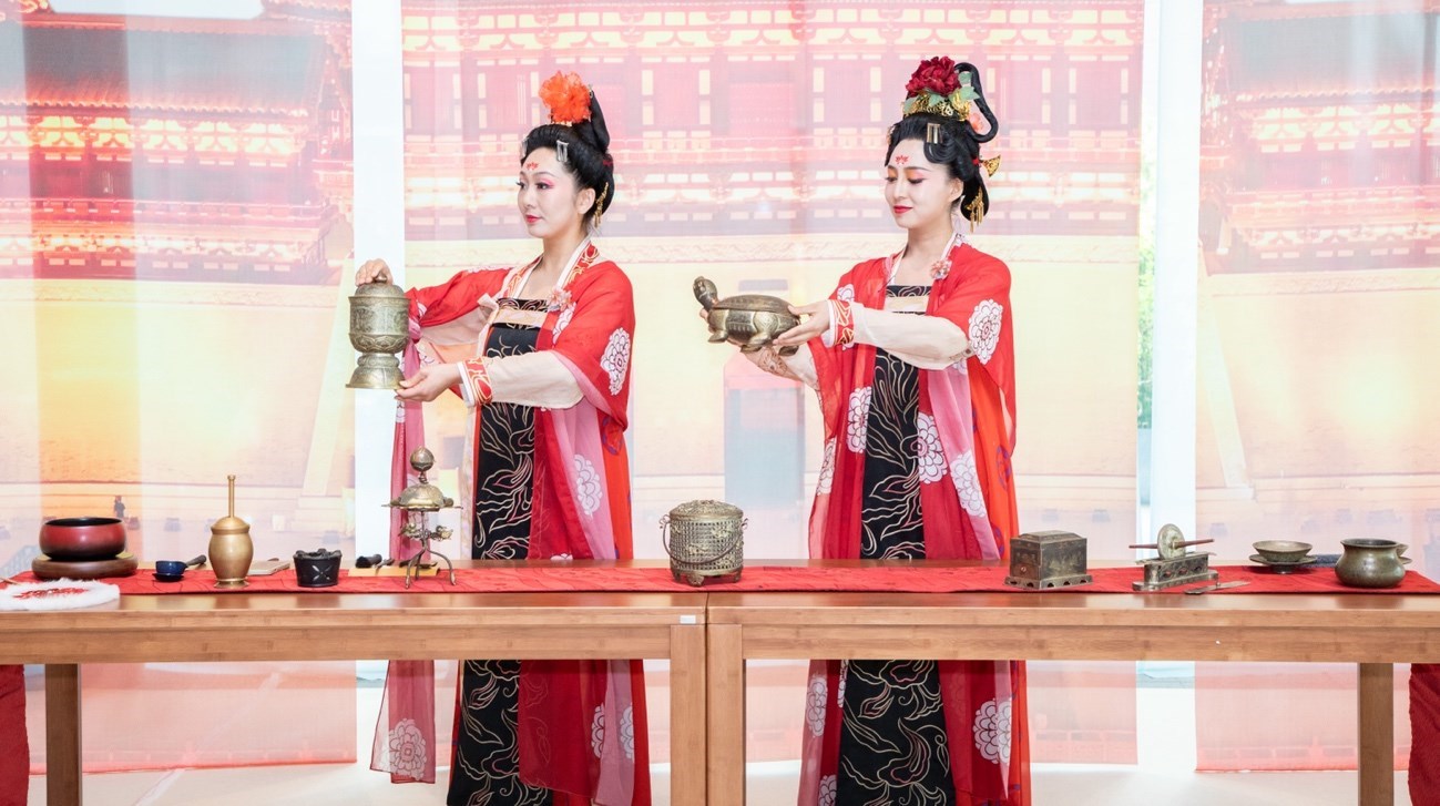 法門寺地宮出土文物一比一復刻的宮廷茶器。中國駐大阪旅游辦事處供圖