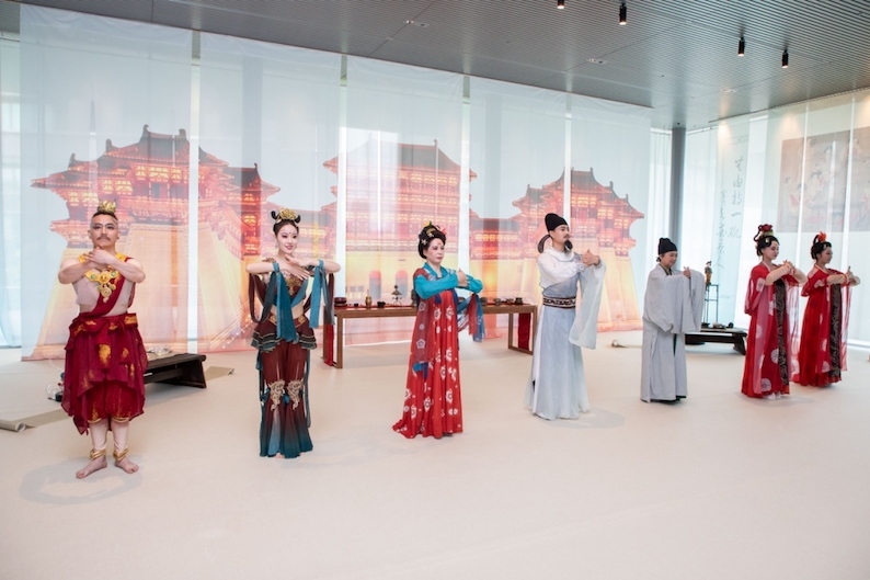 眾人行唐代插手禮。中國駐大阪旅游辦事處供圖