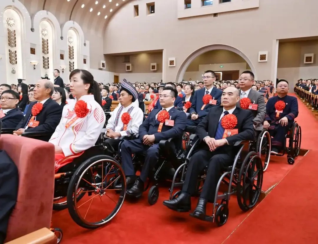 2025年5月16日，第七次全國自強(qiáng)模范暨助殘先進(jìn)表彰大會(huì)在北京召開。大會(huì)表彰了200名“全國自強(qiáng)模范”、200個(gè)“全國殘疾人工作先進(jìn)集體”和60名“全國殘疾人工作先進(jìn)個(gè)人”。