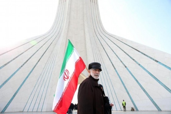 2月10日，在伊朗首都德黑蘭阿扎迪廣場，民眾參加紀念伊朗伊斯蘭革命勝利46周年集會。新華社記者沙達提攝