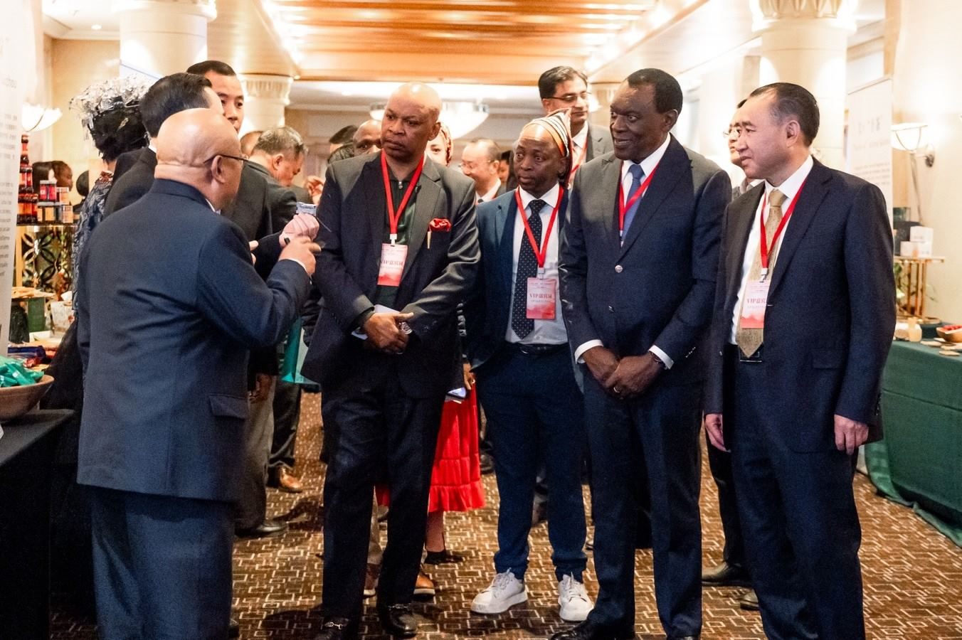 與會(huì)嘉賓走訪展臺(tái)。南非貴州商會(huì)供圖