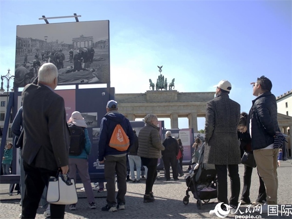 圖為勃蘭登堡門前，市民們在參觀歷史圖片展。人民網(wǎng) 肖晶攝