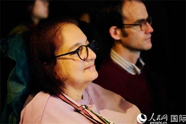 英國(guó)觀眾觀看巡展影片。楊浩鵬攝