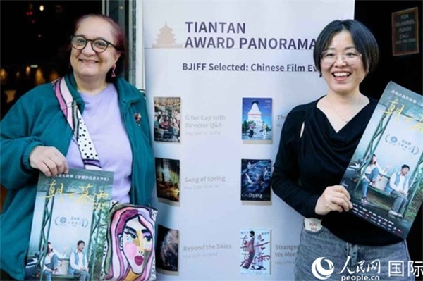 《朝云暮雨》放映前，觀眾前同主辦方互動(dòng)。楊浩鵬攝