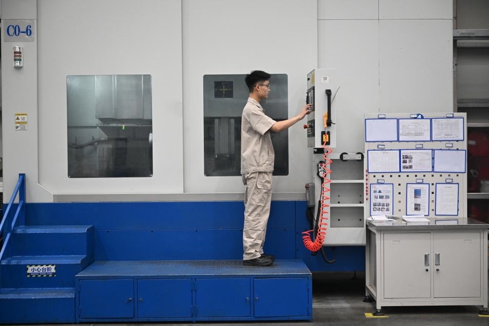 近日，工人在洛陽軸承集團股份有限公司的智能生產(chǎn)線上作業(yè)。新華社記者 李嘉南 攝