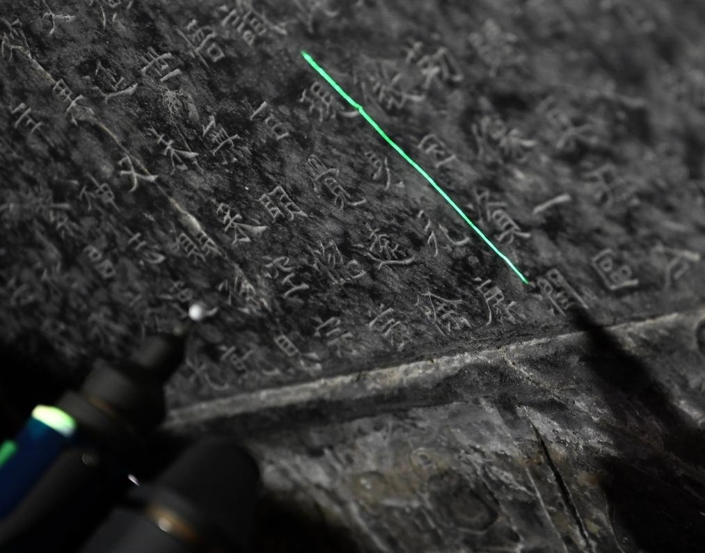 2025年4月9日，龍門石窟研究院工作人員在古陽洞使用關節(jié)臂掃描儀對《龍門二十品》之一進行數(shù)字化掃描。新華社記者 李嘉南 攝