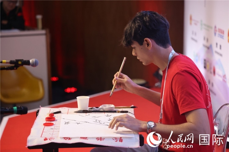 2025年“漢語橋”巴西賽區(qū)決賽的“才藝展示”環(huán)節(jié)，一名參賽者正在繪畫。人民網(wǎng)記者 時元皓攝