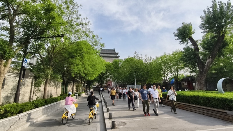 外國游客游覽北京鼓樓。人民網(wǎng)記者 李楠樺攝
