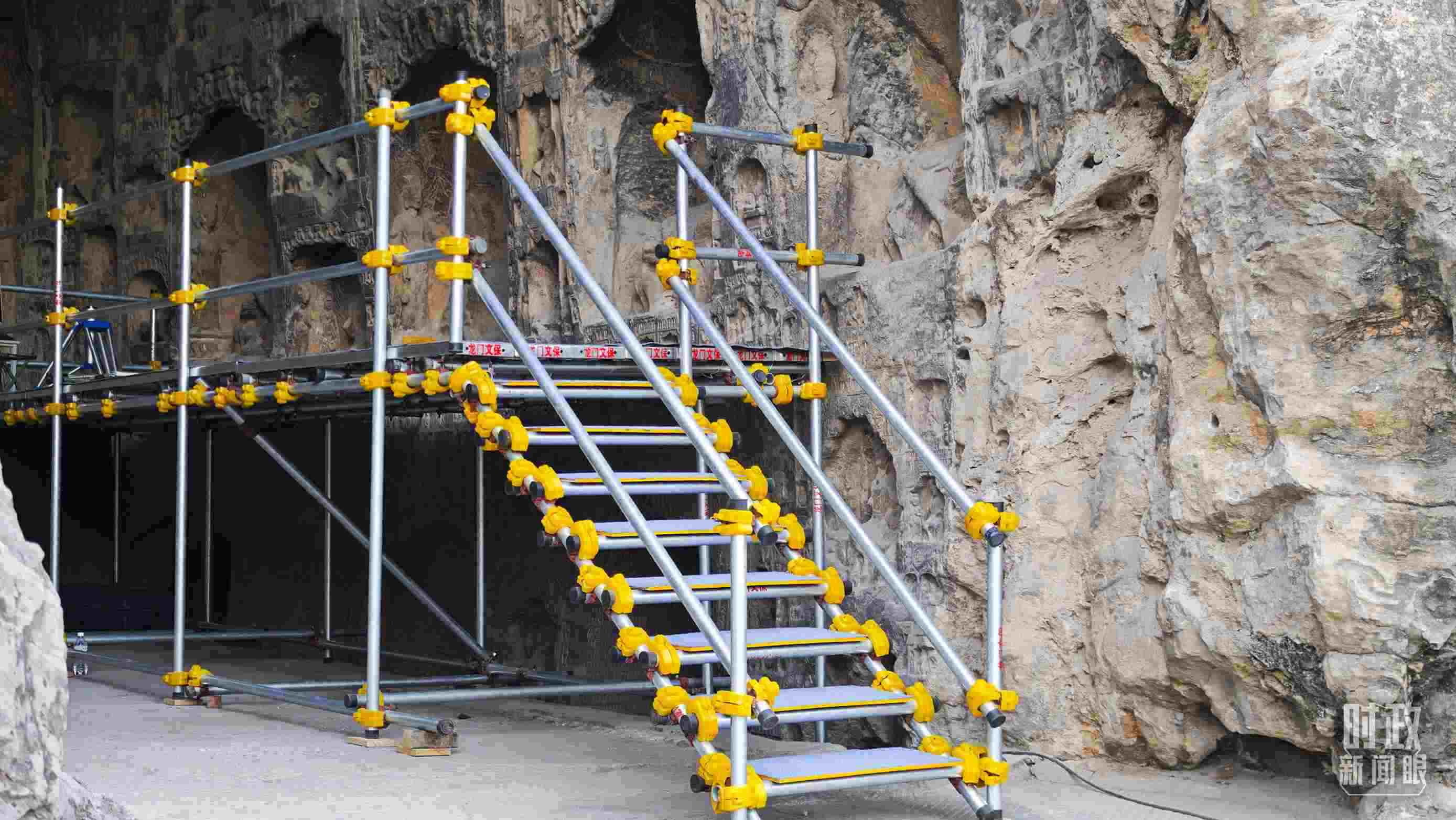 △龍門石窟古陽洞文物修護(hù)現(xiàn)場。（總臺央廣記者潘毅拍攝）