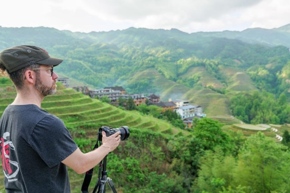 2025年年5月9日，廣西桂林，外國(guó)游客游覽龍脊梯田，在美景前駐足拍照。（圖片來(lái)源：視覺(jué)中國(guó)）