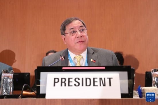 5月20日，在瑞士日內(nèi)瓦，第78屆世界衛(wèi)生大會(huì)主席赫爾博薩宣布審議通過“大流行協(xié)定”。新華社記者 杜哲宇 攝