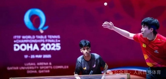 5月17日，王楚欽在比賽中發(fā)球。